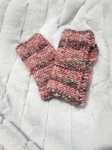 Fingerless gloves in a simple garter stitch with beautiful multicolored acrylic yarn